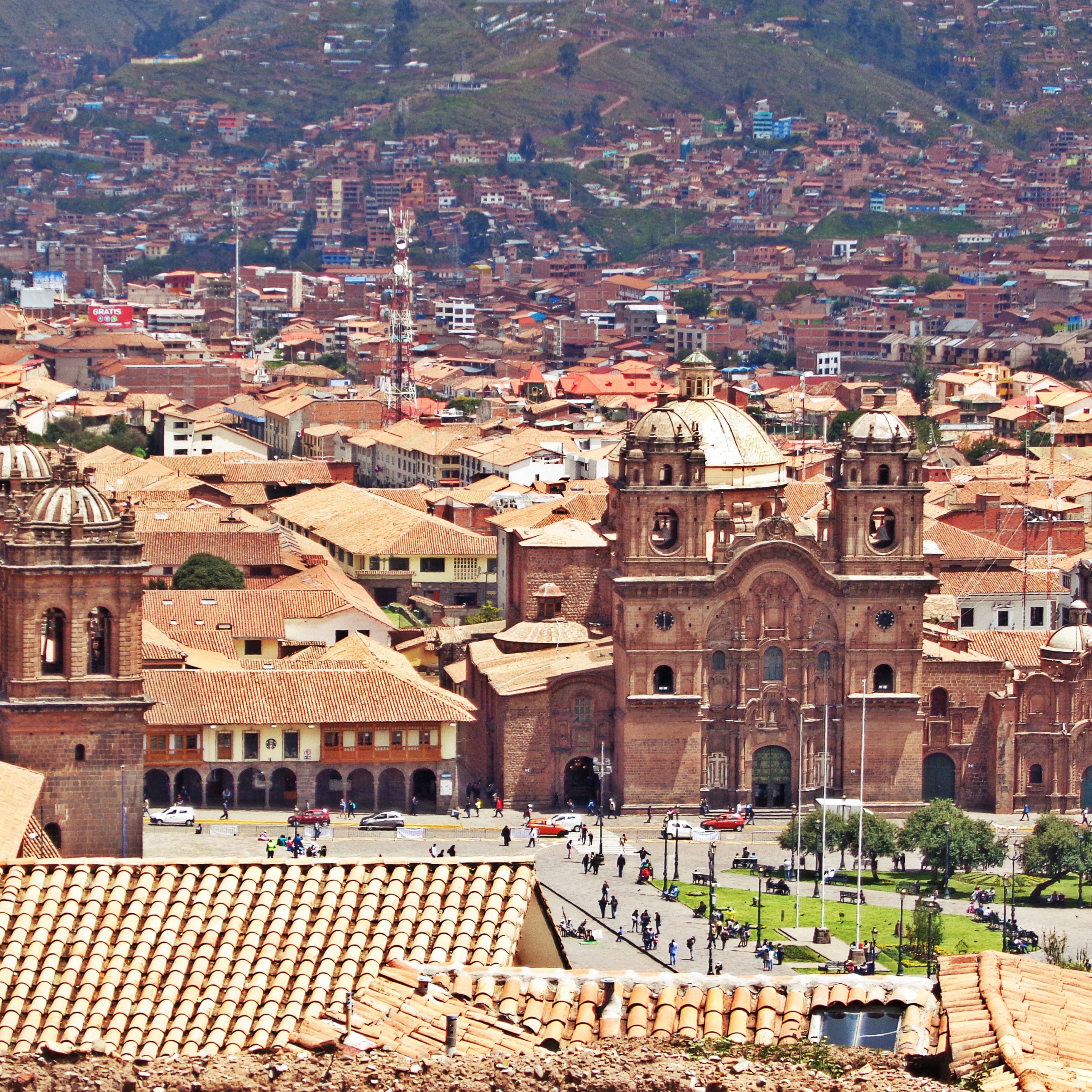 Traslado a Peru y tour por la ciudad de Cusco. 