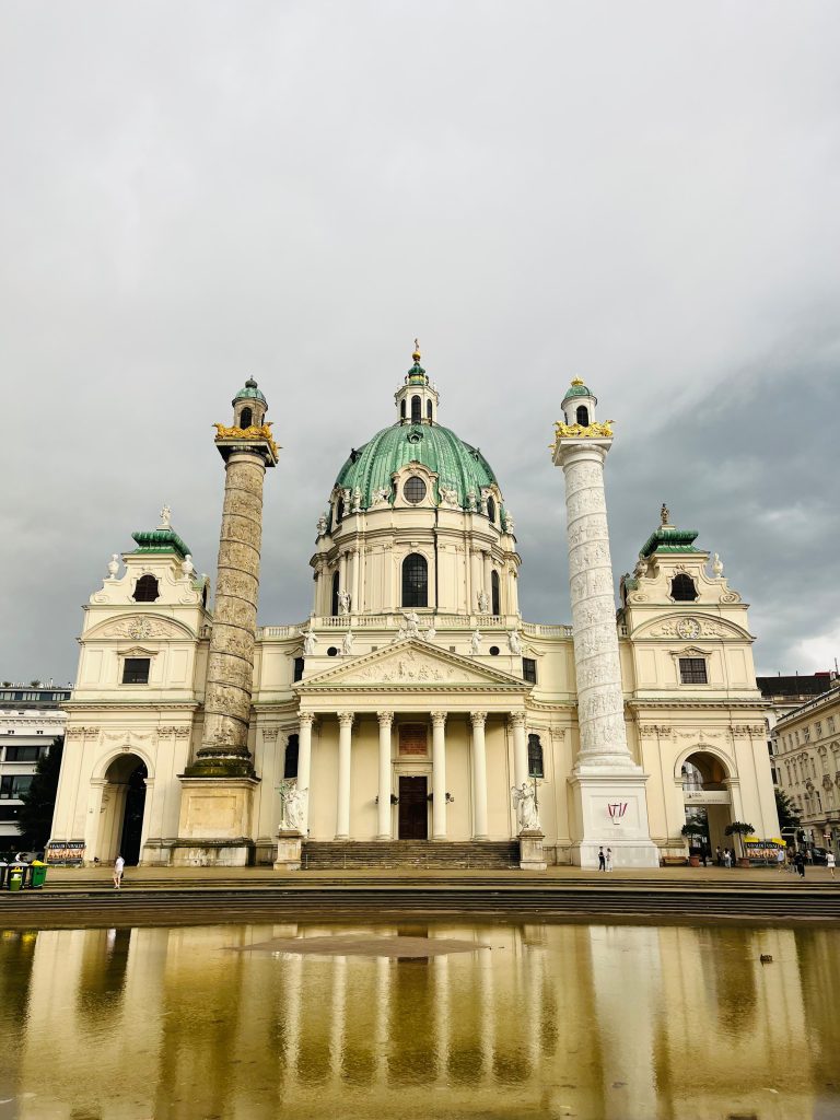 🇦🇹 Mi Primer Día en Viena: Encuentro Casual con la Imponente Karlskirche (Guía y Consejos)